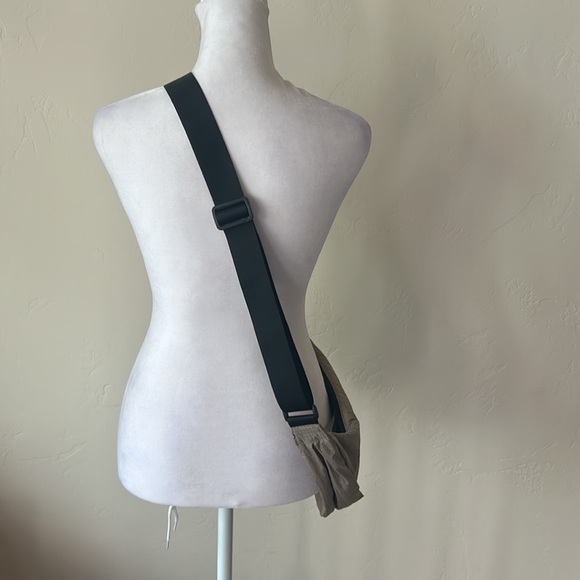 H & M Crossbody Bag with Adjustable Strap. Khaki bag with Black Strap.Never used - Picture 3 of 6